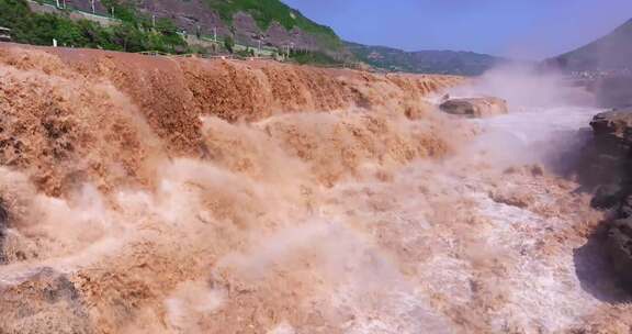 黄河壶口瀑布波涛汹涌