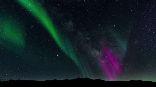 北极光绿紫色银河系