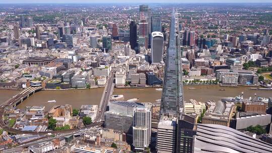 伦敦桥，泰晤士河，经过碎片大厦，后面是伦敦金融城塔楼群。
