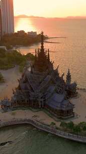 寺庙城市天际线日落时的海洋从芭堤雅上方看