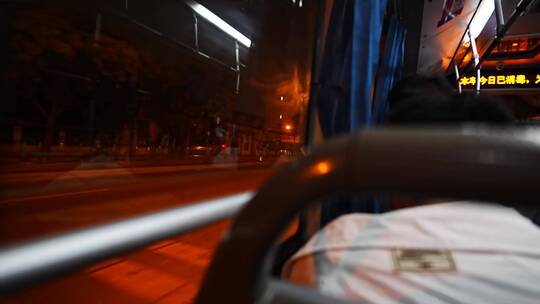 夜晚公交车窗外的夜景