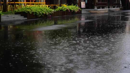 雨滴打在地面的积水里