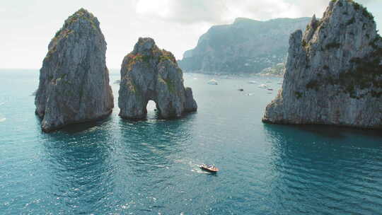 卡普里岛有标志性的海栈法拉利奥尼从第勒尼