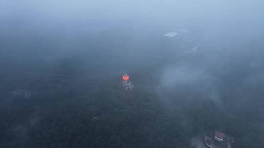 云雾下的东莞黄旗山