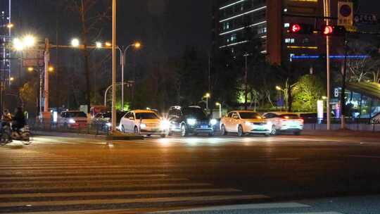 夜晚城市行人过马路汽车车辆车流人流夜景人