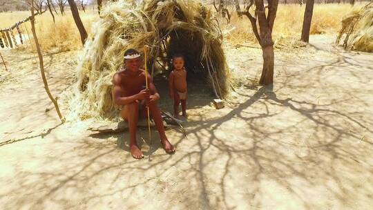 非洲原始村庄的猎人