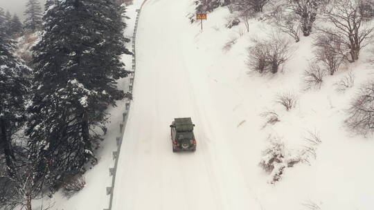 4K湖北神农架无人机航拍雪景山区跟拍越野车