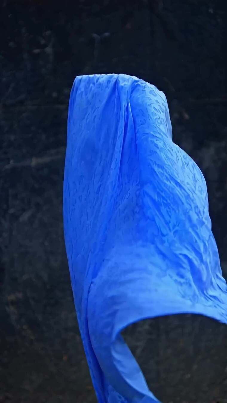 蓝色布料飘动特写