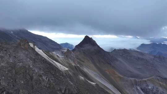 航拍四川岷山山脉四根香雪山风光