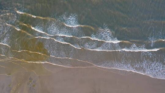 海边沙滩海水浪花拍打俯拍航拍美丽海岸线