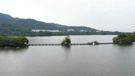 杭州湘湖湖面上的石板桥航拍