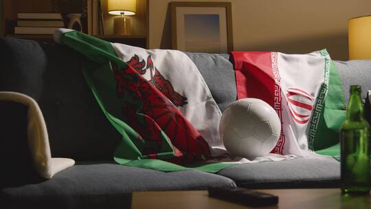 沙发上的威尔士和伊朗国旗和足球