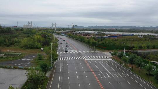 航拍婚礼车队行驶在公路大桥上