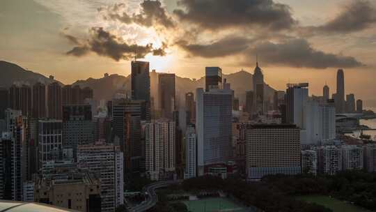 水边的云在城市上空移动延时