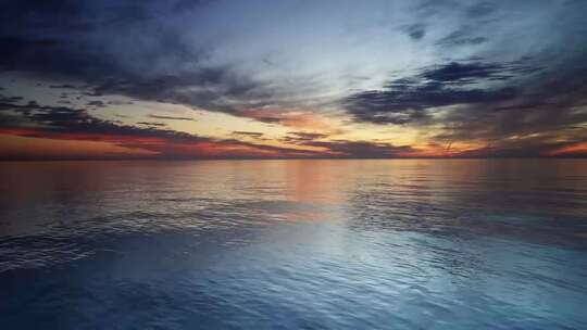 海上日出前的天空与海面