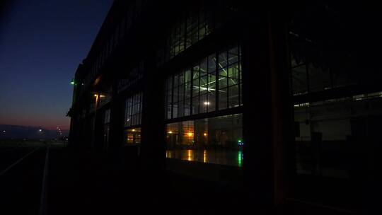 夜晚大型仓库里亮着灯视频素材模板下载