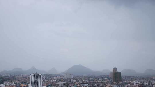 广西宜州城区下雨