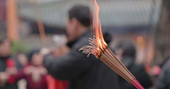 寺庙佛堂香炉点香祈福燃烧香特写