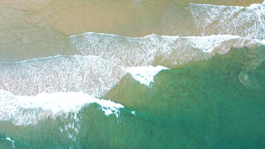 多层海浪垂直拍摄