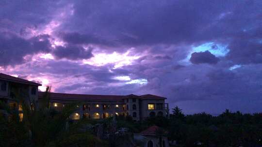 海南日出紫色天空