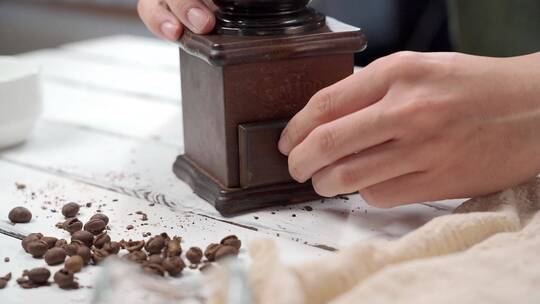 制作手磨咖啡的亚洲男性