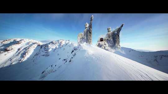 宇航员走过雪山铠甲巨人