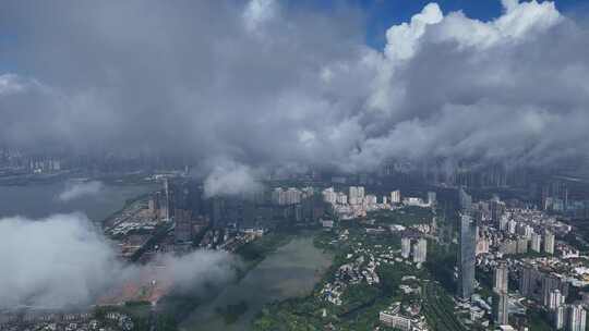 冲破云雾看建设中的深圳城市发展