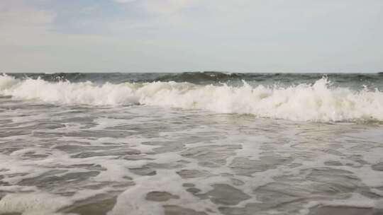 海浪逼近海岸