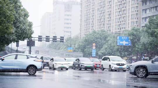 杭州冬天下雪街头马路车流交通