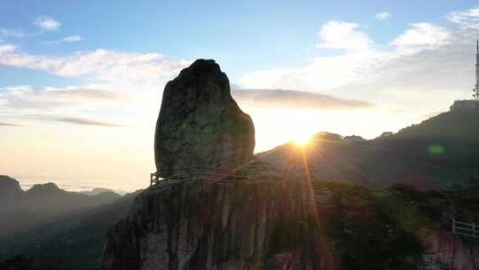 黄山光明顶飞来石日出冲光横移视频素材模板下载