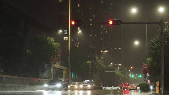 下雨天马路交通信号灯晚上雨天车流
