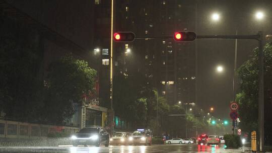 下雨天马路交通信号灯晚上雨天车流视频素材模板下载