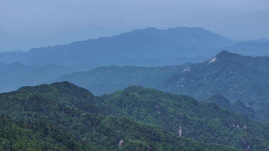 河南伏牛山山脉平顶山尧山层峦叠嶂的山峰