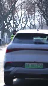 杭州西湖北山路上的车流交通高清在线视频素材下载