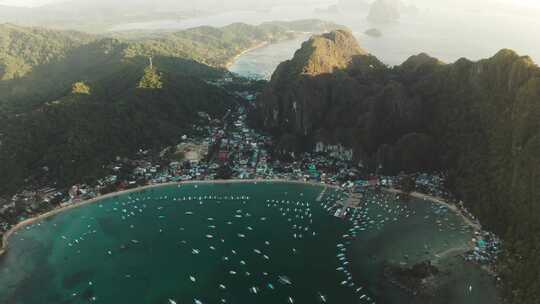 蓝色海湾中的旅游船