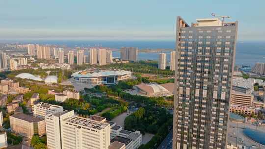 航拍海边城市地标建筑