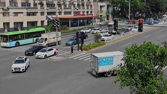 城市道路交通早高峰车流