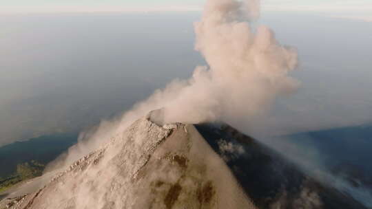 空中：日出时危地马拉富埃戈火山口冒出的烟