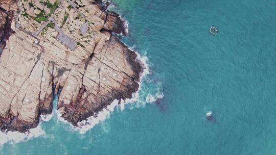 航拍唯美治愈海景海浪拍击礁石