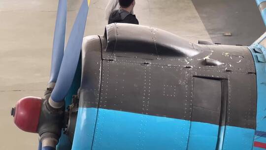 蓝色滑翔机复古飞机老式飞机