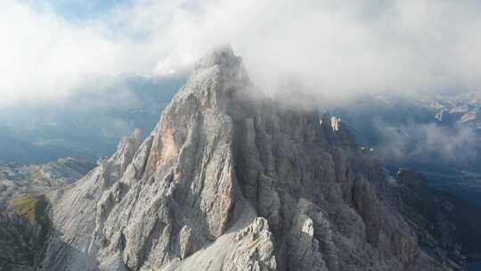 白云石上戏剧性的克罗达拉戈山峰的紧密鸟瞰图