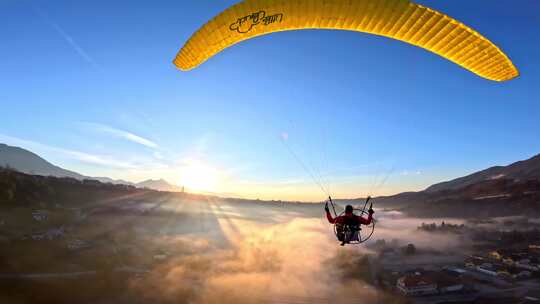 FPV无人机航拍动力滑翔伞飞行日出森林河流