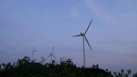 山顶能源环保风力发电设备旋转风车视频素材模板下载