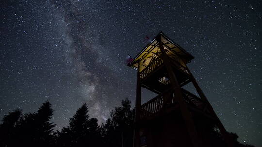 望塔上方的星空和银河系