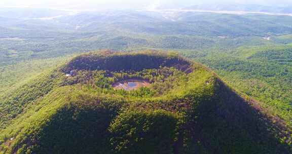 秋季毕拉河四方山火山口