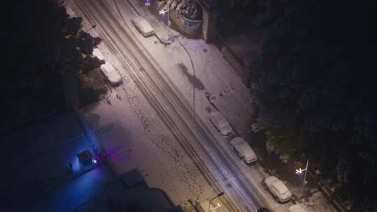 俯瞰长沙雪夜道路车辆02