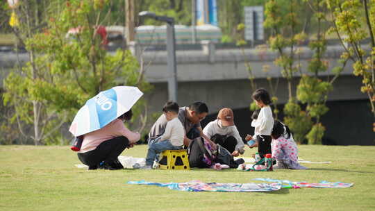 一家人草坪草地野餐放风筝