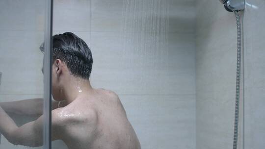 男人洗澡洗头背影
