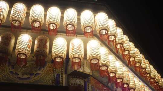 中式建筑悬挂的传统灯笼