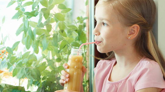 在窗边喝果汁的女孩视频素材模板下载